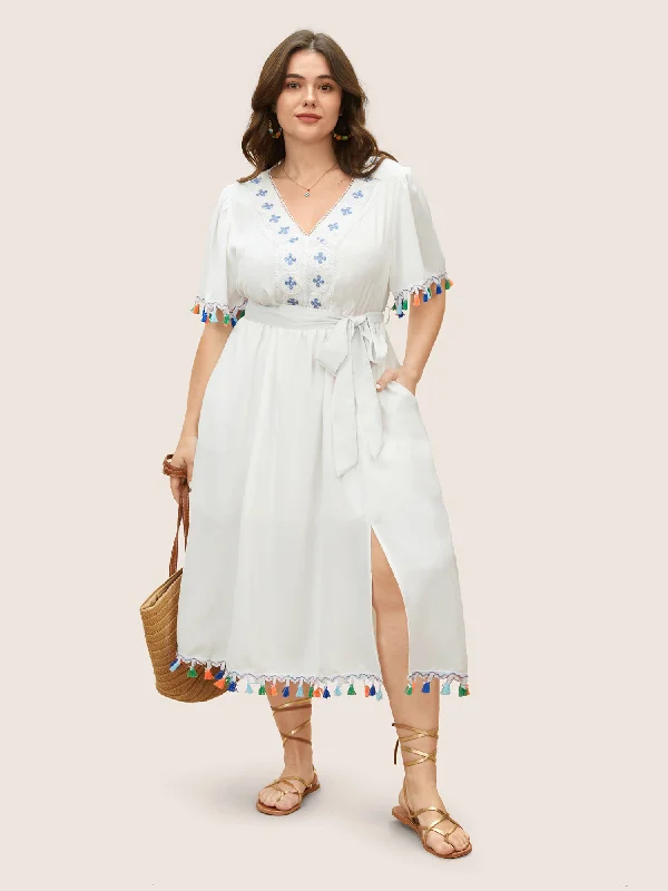 Pleated Casual Dresses for a Structured Look Lace Collar Woven Ribbon Colored Tassel Trim Belted Dress Pleated Casual Dresses for a Structured Look Lace Collar Woven Ribbon Colored Tassel Trim Belted Dress