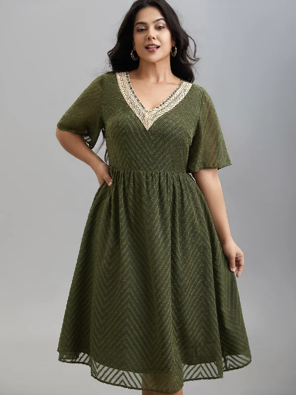 Mini Casual Dresses with Ruffled Hem​ Lace V-Neck Chiffon Waist-Cinched Midi Dress