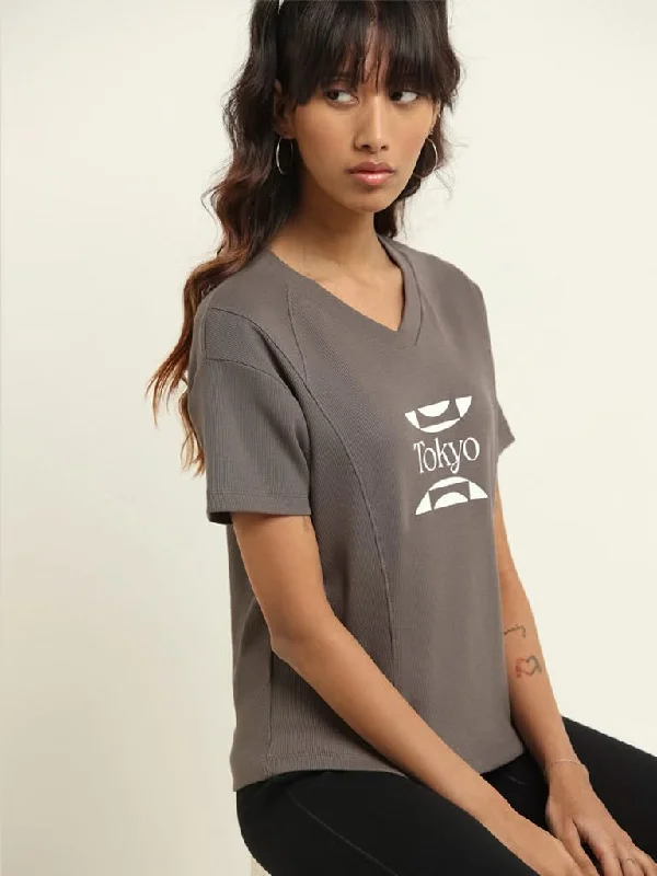 Women's striped business pants Bootcut women jeans to complement various shoe styles Studiofit Grey Printed T-Shirt