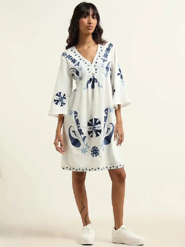 Women's pants for travel Embellished women jeans with studs or rhinestones for a glamorous touch Bombay Paisley White Cotton Blended Linen Dress