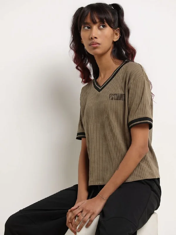 Women's pants with stretch panels Light - wash women jeans for a fresh and summery appearance Studiofit Olive Self-Patterned T-Shirt