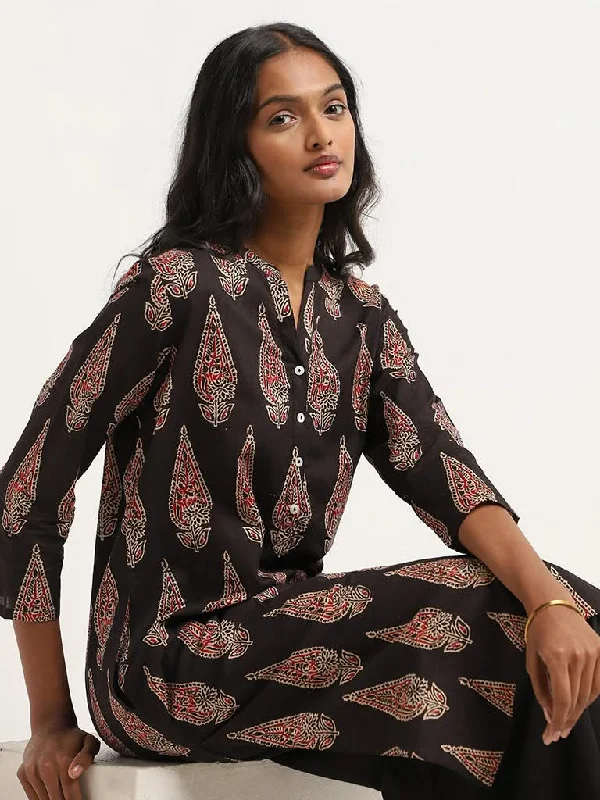 Women's pants for yoga studio Cargo women jeans with multiple pockets for added functionality Utsa Black Printed Kurta