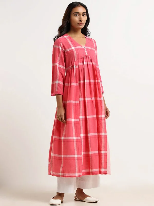 Women's pants for yoga studio Cargo women jeans with multiple pockets for added functionality Utsa Pink Checked Cotton Blend Kurta