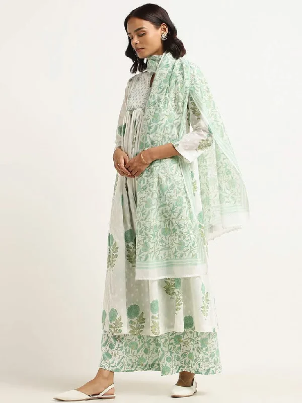 Women's fall - appropriate corduroy pants Distressed women jeans for a trendy and edgy look Zuba Green Floral Cotton Blend Dupatta